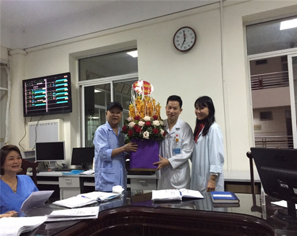 Điều trị thành công một bệnh nhân mắc hội chứng lyell do dùng thuốc nam với tổn thương da 90% diện tích cơ thể